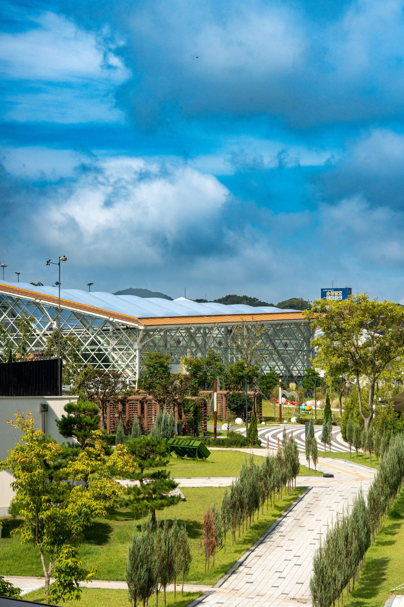 Glass pavilion and garden