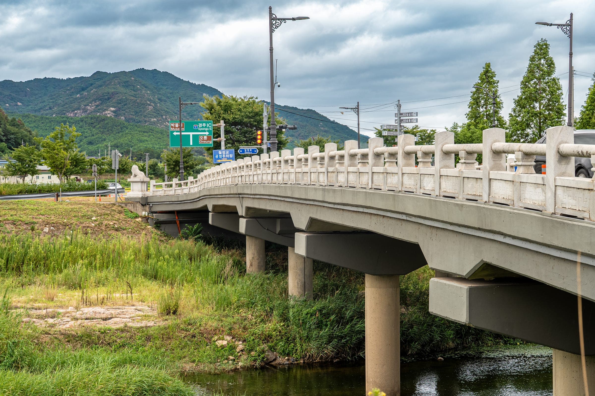 Stone bridge and the mountain